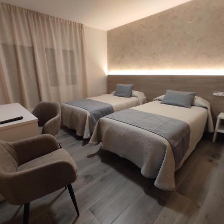 Hotel Querol Валдеробрес Екстериор снимка