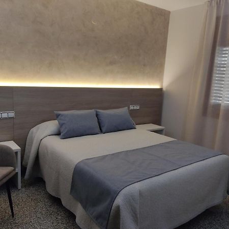 Hotel Querol Валдеробрес Екстериор снимка
