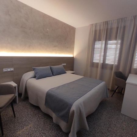 Hotel Querol Валдеробрес Екстериор снимка