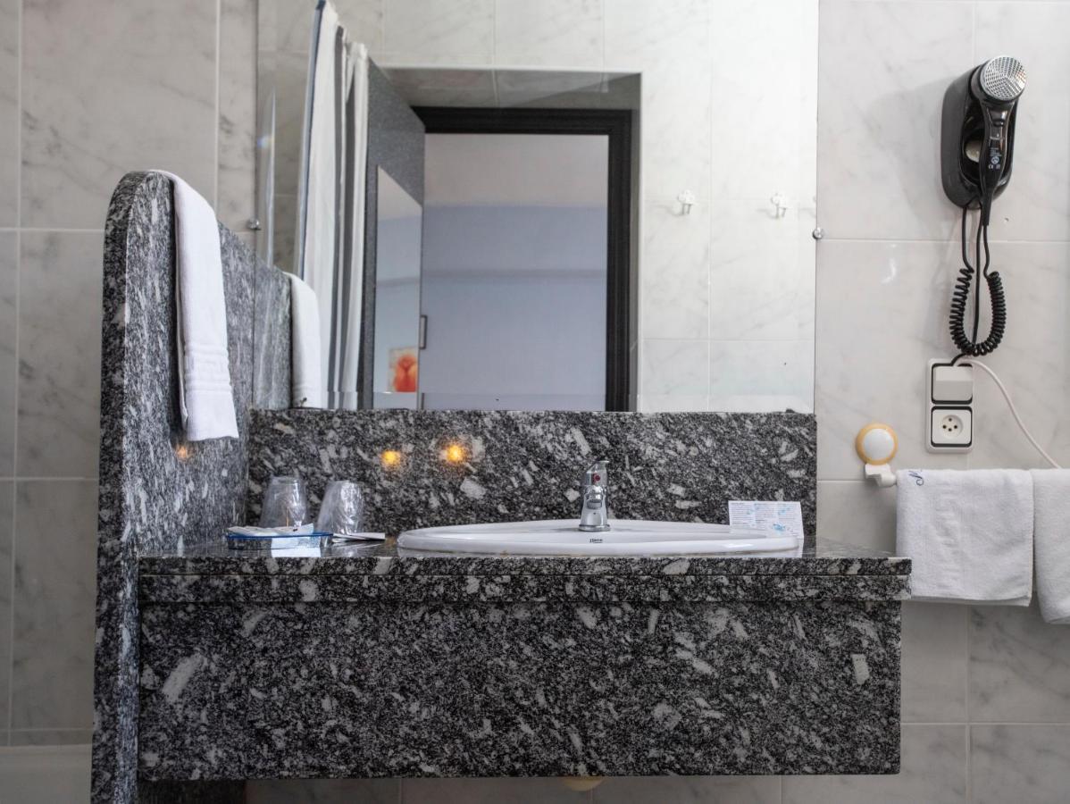 Hotel Querol Валдеробрес Екстериор снимка