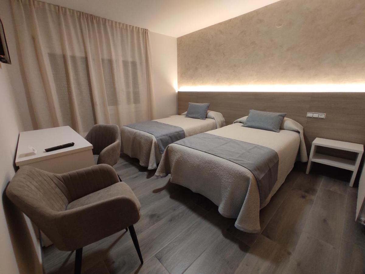 Hotel Querol Валдеробрес Екстериор снимка