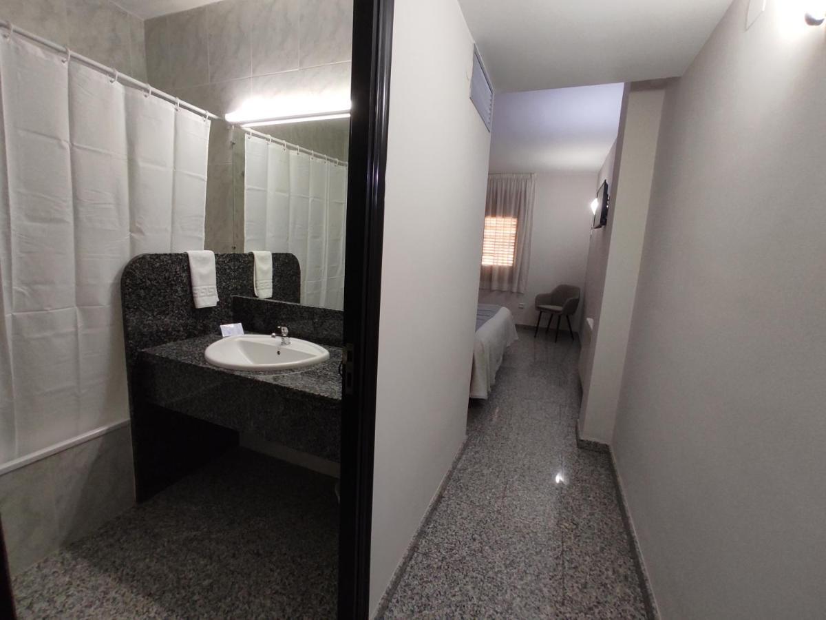 Hotel Querol Валдеробрес Екстериор снимка