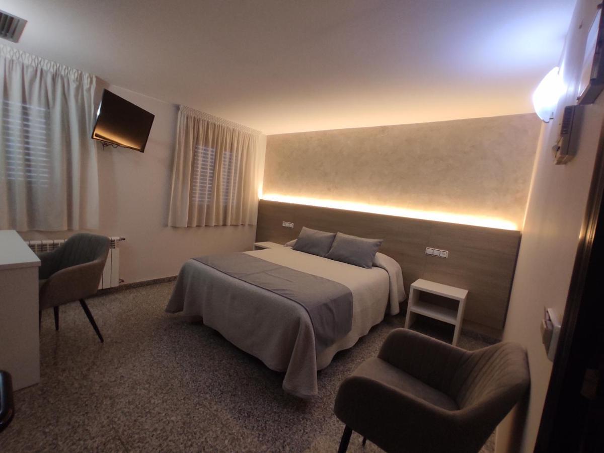 Hotel Querol Валдеробрес Екстериор снимка