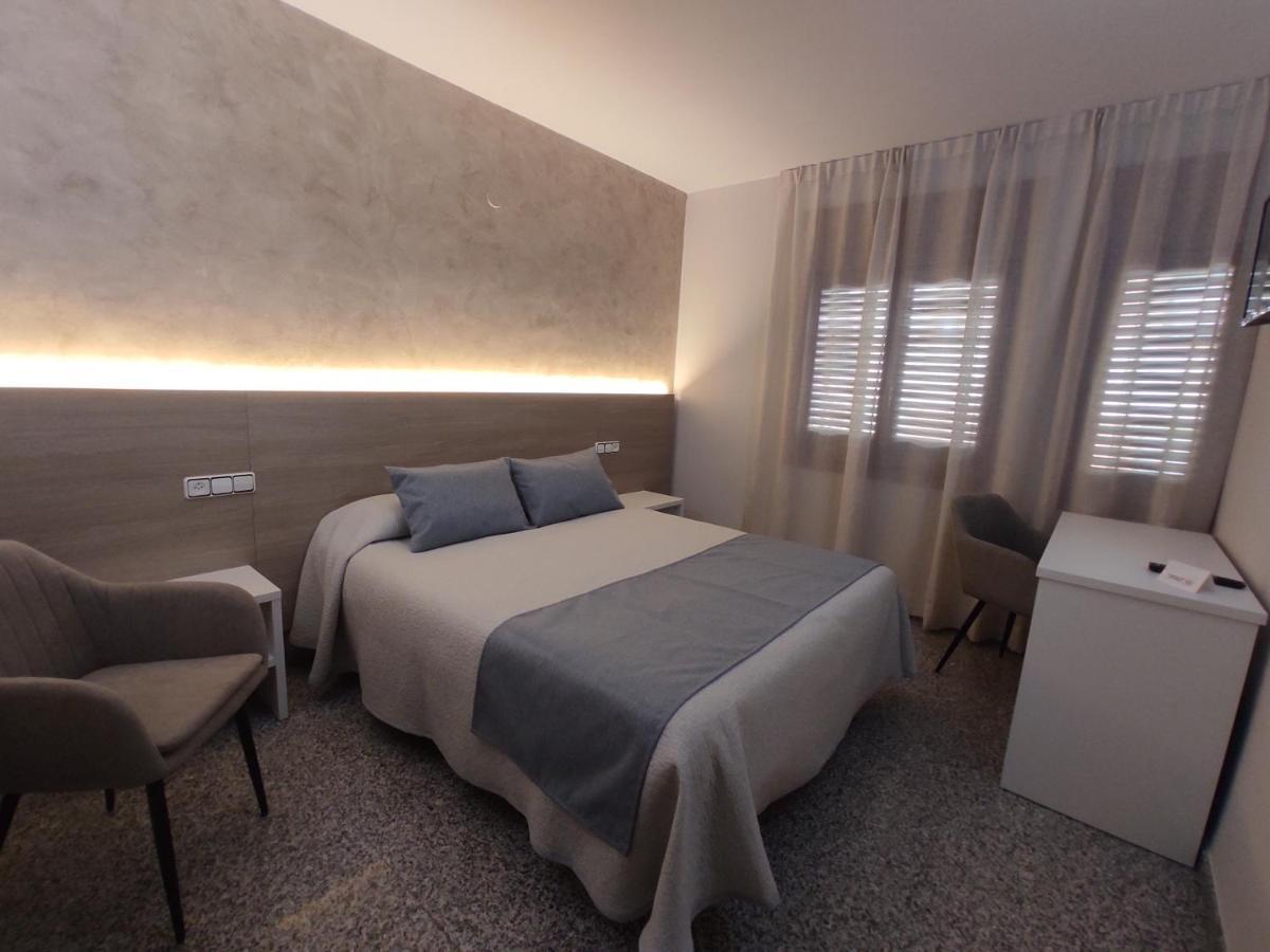 Hotel Querol Валдеробрес Екстериор снимка